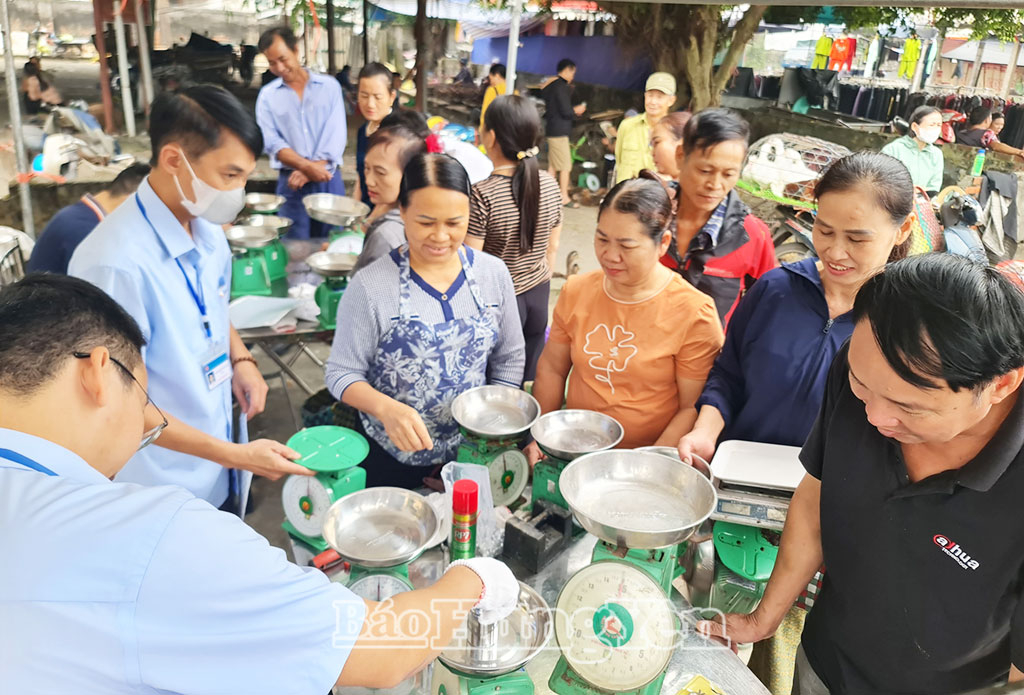 Cán bộ của cơ quan chức năng kiểm định, hiệu chỉnh lại cân bảo đảm đạt tiêu chuẩn đo lường tại chợ Thông (xã Vũ Thư).