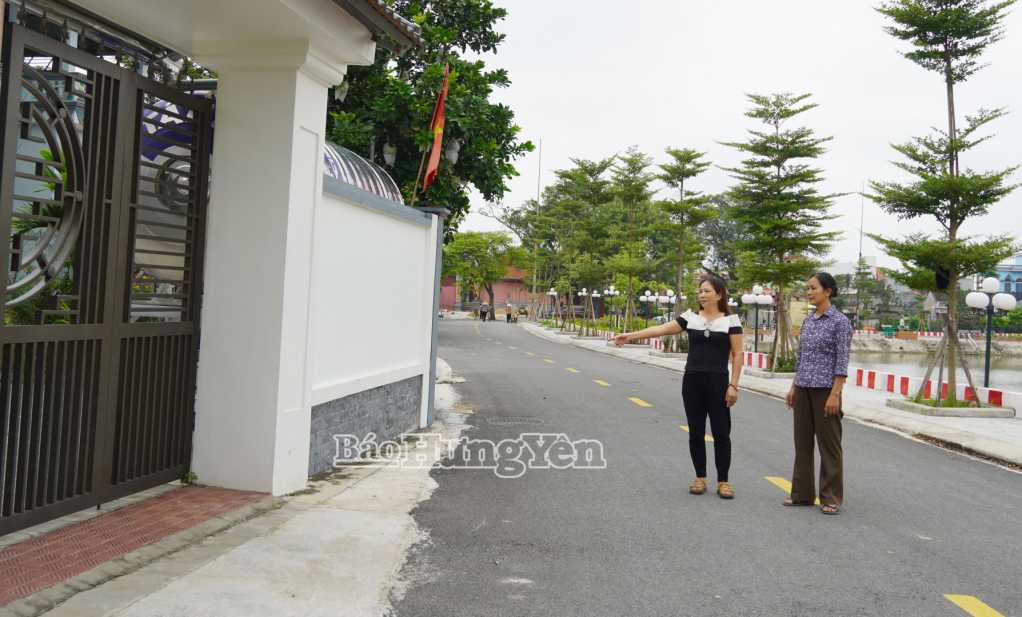 Chị Mạc Thị Tô Liên (bên trái), thôn Quang Xá, xã Quang Hưng, hiến hơn 200m2 làm đường giao thông.