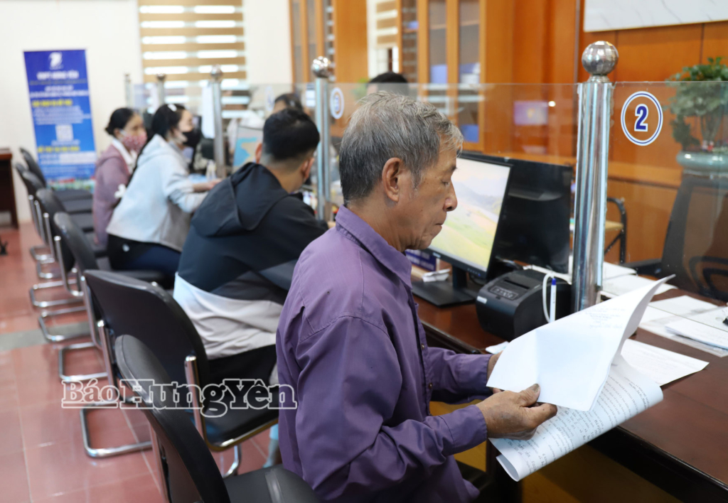 Người cao tuổi nộp hồ sơ đề nghị hưởng trợ cấp hưu trí xã hội ở xã Đại Đồng.