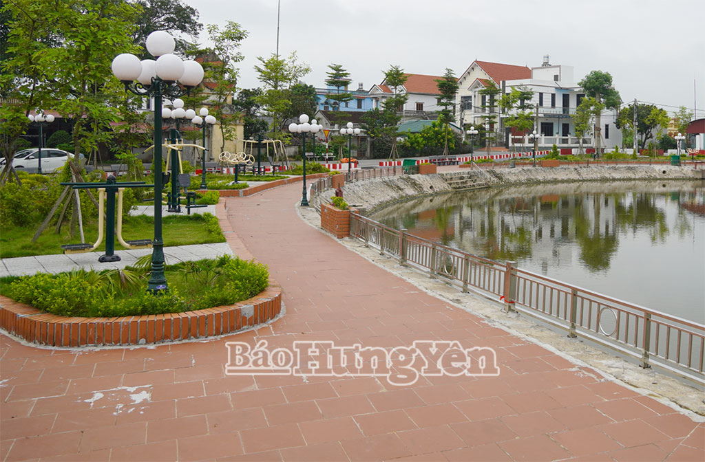 Hồ Quang Xá (xã Quang Hưng) khang trang và sạch đẹp với bờ kè, bồn hoa, đường đi bộ.