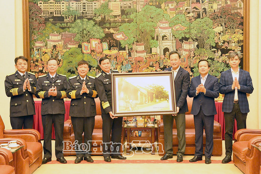 Đồng chí Bí thư Tỉnh ủy Nguyễn Hữu Nghĩa trao quà lưu niệm tặng đoàn công tác Bộ Tư lệnh Vùng 1 Hải Quân.