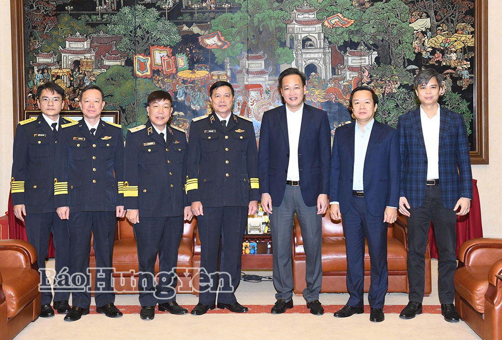 Các đồng chí lãnh đạo tỉnh chụp ảnh lưu niệm cùng Đoàn công tác của Bộ Tư lệnh Vùng 1 Hải quân.