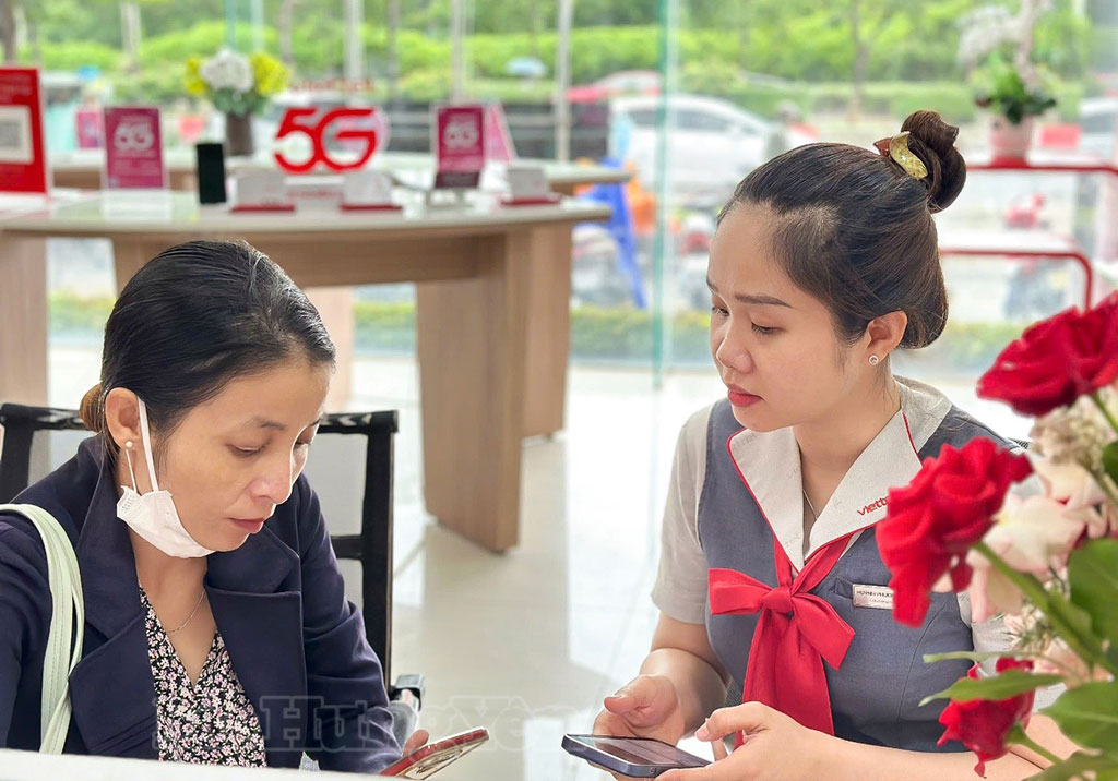 Nhân viên Viettel hướng dẫn khách hàng cập nhật thông tin thuê bao.