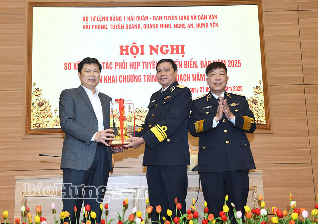 Lãnh đạo Bộ Tư lệnh Vùng 1 Hải quân trao quà lưu niệm tặng đồng chí Phó Bí thư Thường trực Tỉnh ủy, Chủ tịch Ủy ban MTTQ Việt Nam tỉnh Trần Quốc Toản. 