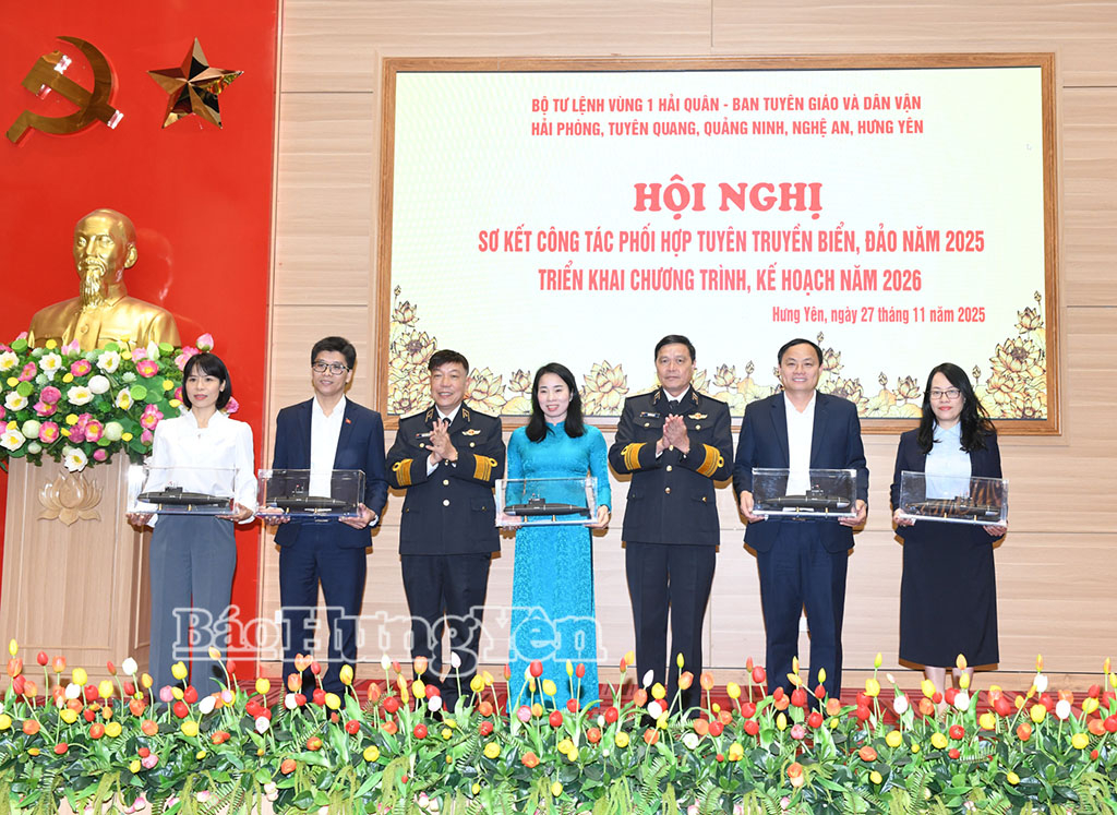 Lãnh đạo Bộ Tư lệnh Vùng 1 Hải quân trao quà lưu niệm tặng Ban Tuyên giáo và Dân vận Tỉnh ủy các địa phương.