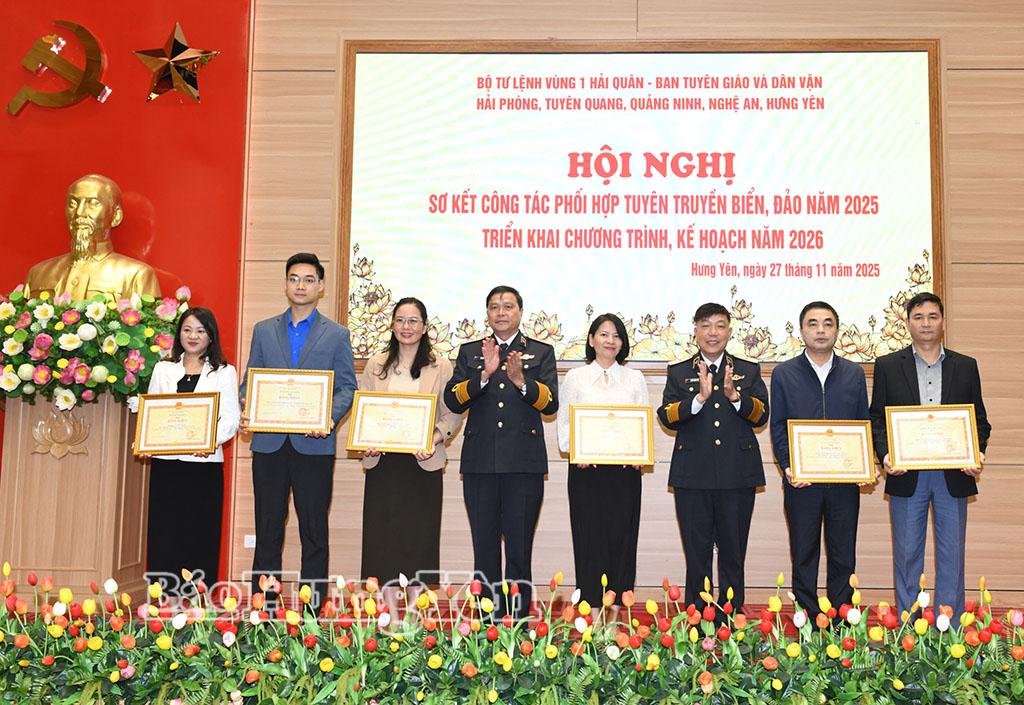 Lãnh đạo Bộ Tư lệnh Vùng 1 Hải quân trao Bằng khen của Chính ủy Hải quân cho các tập thể và cá nhân.