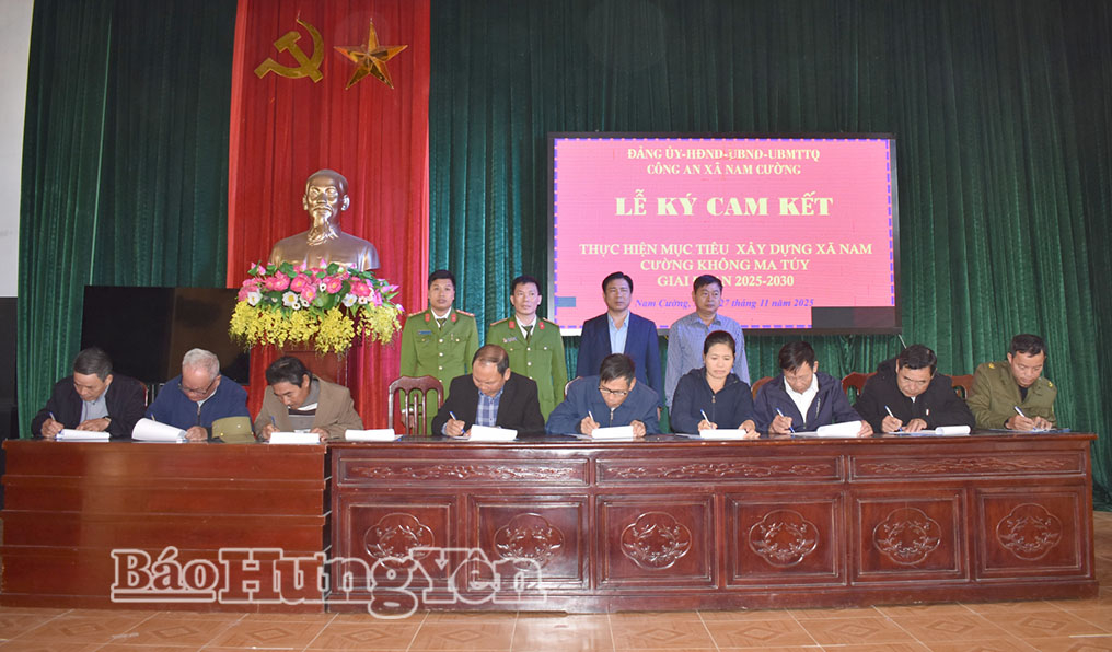Đại diện các thôn thuộc xã Nam Cường ký kết xây dựng địa bàn không ma túy.