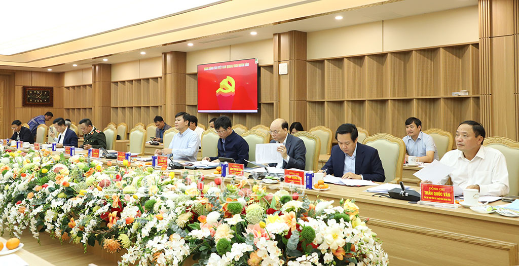 Các đồng chí: Trần Quốc Văn, Phó Bí thư Tỉnh ủy, Chủ tịch HĐND tỉnh, Phó Trưởng ban Thường trực Ban Chỉ đạo bầu cử tỉnh; Phạm Quang Ngọc, Phó Bí thư Tỉnh ủy, Chủ tịch UBND tỉnh, Phó Trưởng ban chỉ đạo bầu cử tỉnh và các đại biểu dự cuộc họp.