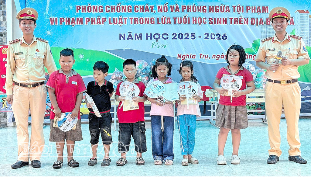 Lực lượng cảnh sát giao thông tuyên truyền pháp luật về trật tự ATGT cho học sinhtại xã Nghĩa Trụ.