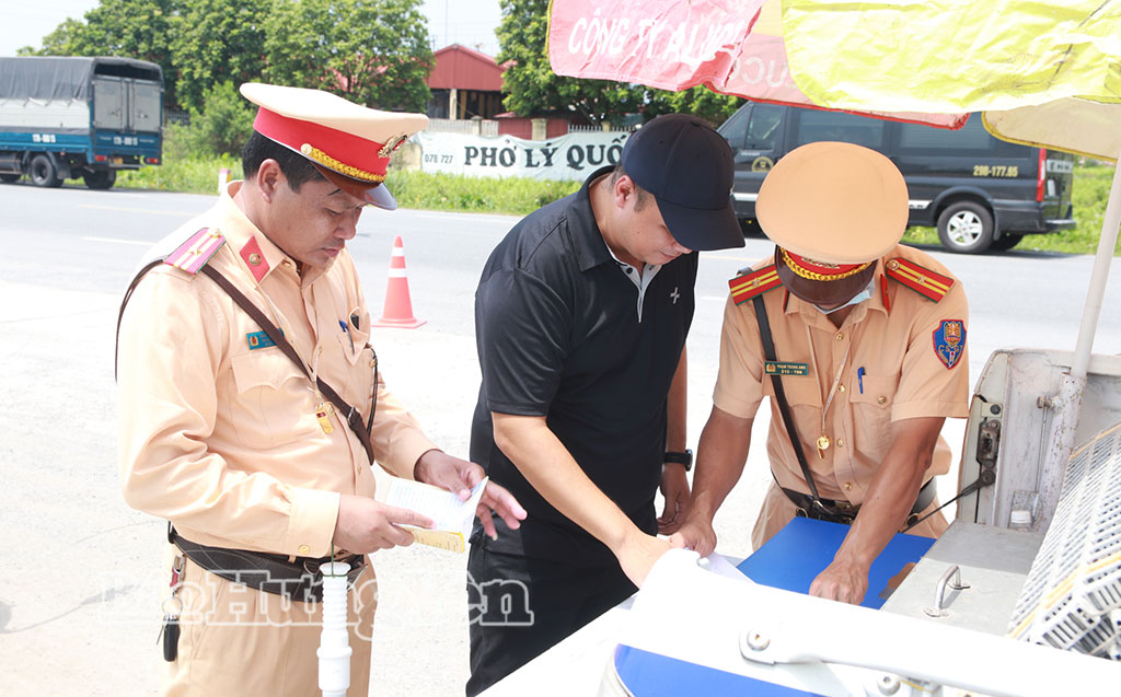 Lái xe ký cam kết chấp hành quy định của pháp luật về trật tự ATGT tại xã Minh Thọ.