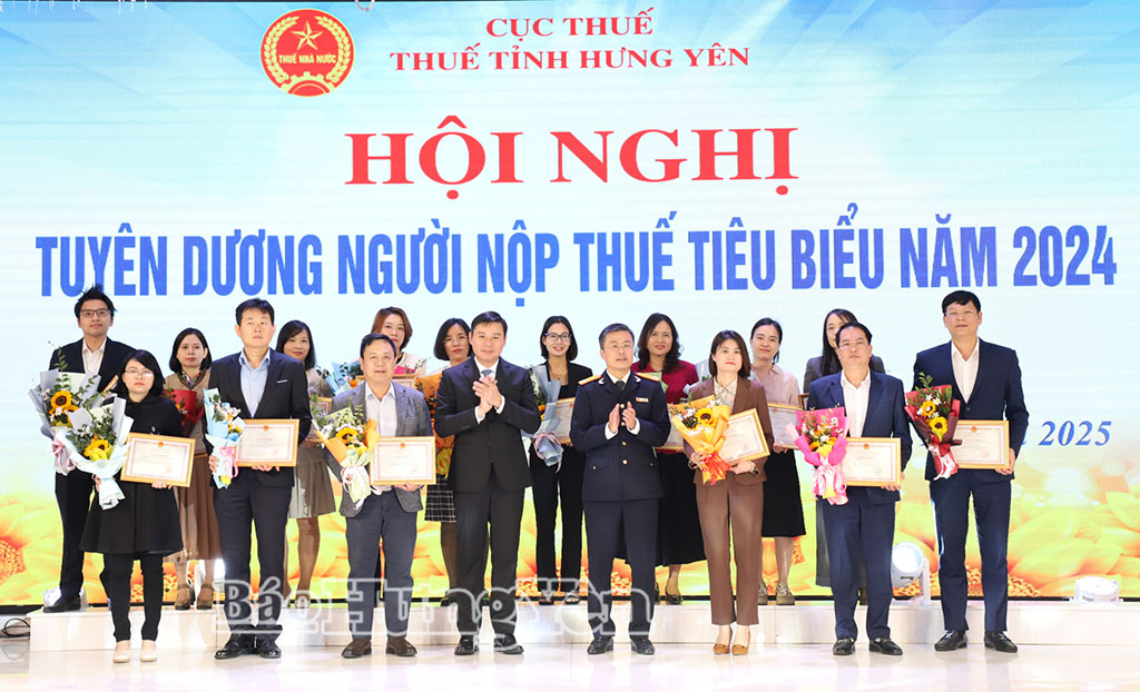 Đồng chí Phó Chủ tịch Thường trực UBND tỉnh Nguyễn Lê Huy và lãnh đạo Cục Thuế tặng hoa và giấy khen cho các doanh nghiệp.