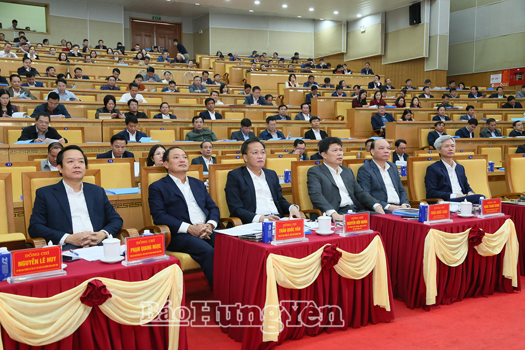 Các đồng chí Thường trực Tỉnh ủy và đại biểu dự hội nghị.