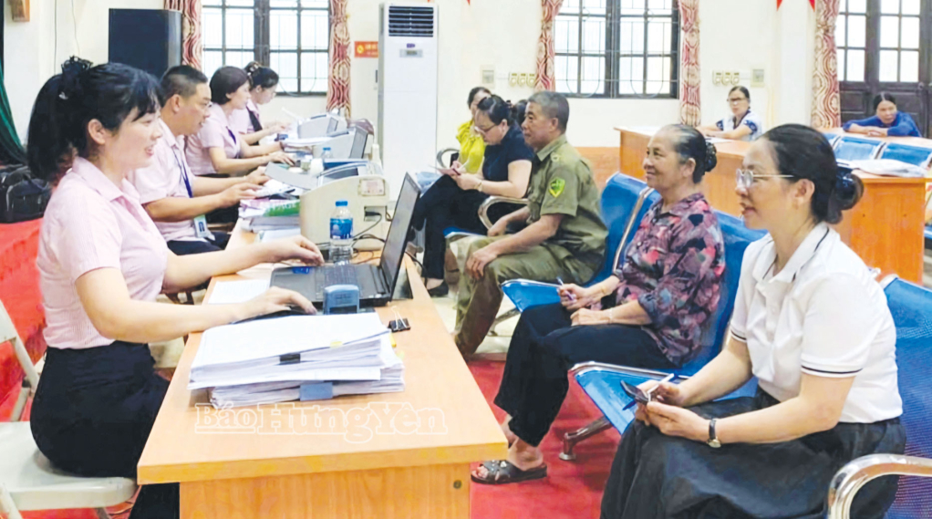 Cán bộ Ngân hàng CSXH Chi nhánh tỉnh giao dịch với khách hàng tại xã Hiệp Cường.