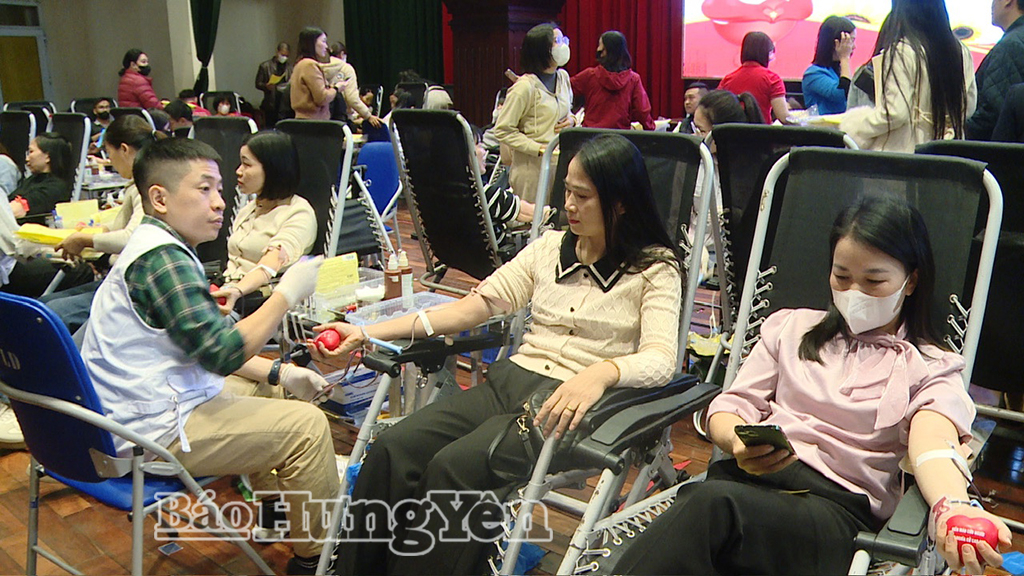 Người dân tham gia hiến máu tại phường Mỹ Hào.