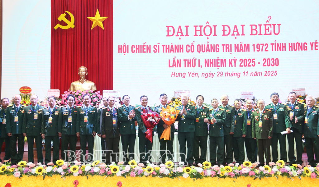 Lãnh đạo Hội Cựu chiến binh tỉnh và Hội Chiến sĩ Thành cổ Quảng Trị năm 1972 chúc mừng Ban Chấp hành Hội Chiến sĩ Thành cổ Quảng Trị năm 1972 tỉnh Hưng Yên.