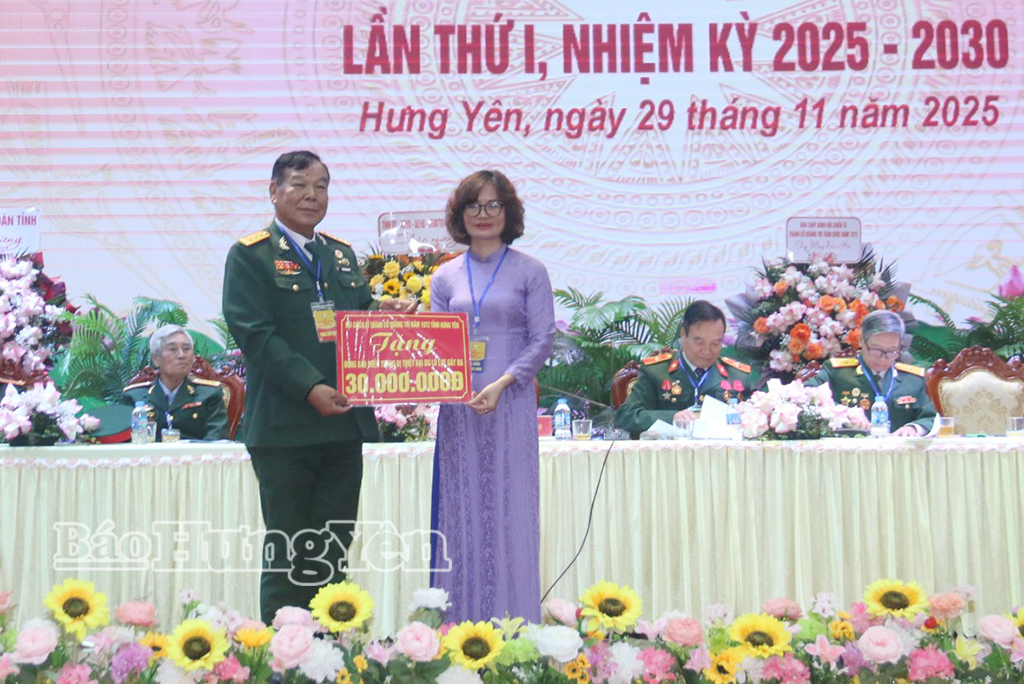 Đại diện Đoàn Chủ tịch Đại hội trao hỗ trợ đồng bào bị thiên tai, lũ lụt cho đại diện Ban Thường trực Ủy ban MTTQ Việt Nam tỉnh.