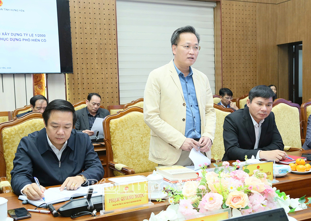 Đồng chí Bí thư Tỉnh ủy Nguyễn Hữu Nghĩa phát biểu tại buổi làm việc. 