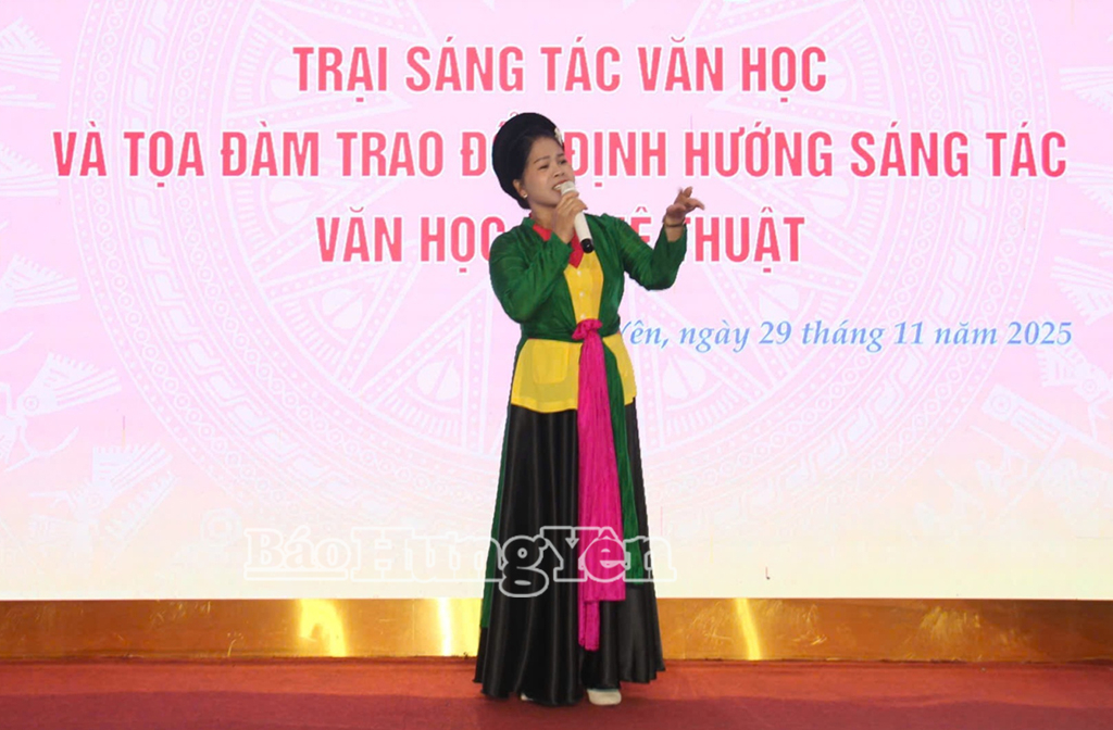 Nghệ sĩ biểu diễn nghệ thuật chèo tại trại sáng tác.