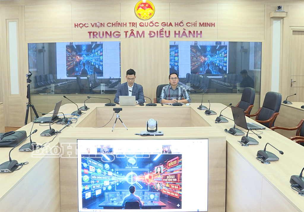 Các cán bộ Tỉnh đoàn Hưng Yên điều hành hội nghị trực tuyến lớp