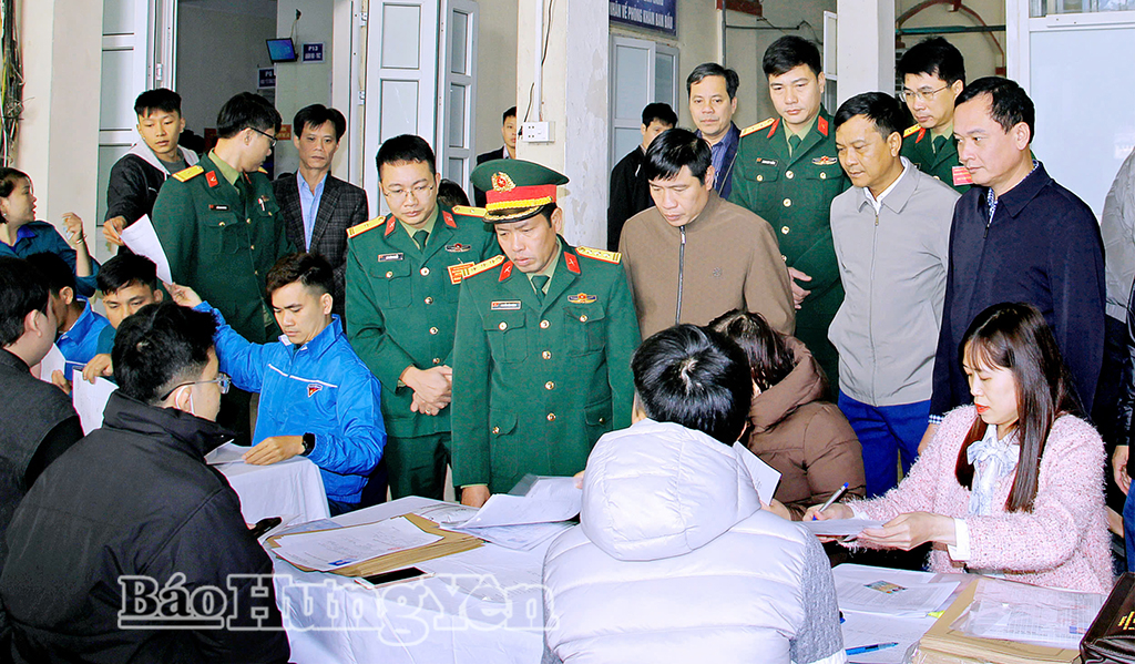 Lãnh đạo xã Hồng Quang động viên thanh niên tham gia khám tuyển sức khỏe nghĩa vụ quân sự.