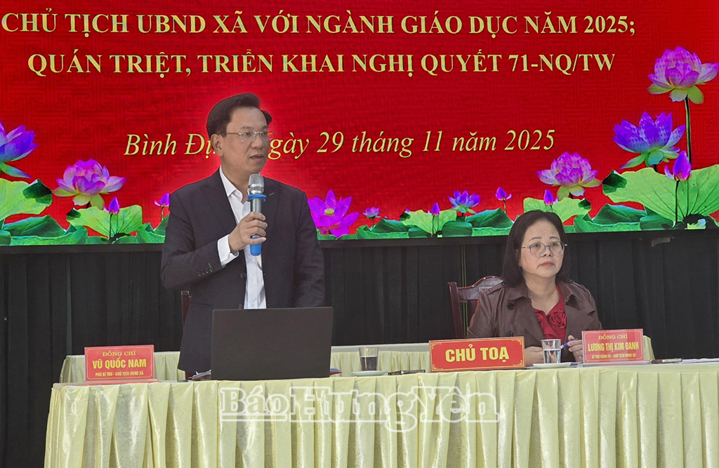 Đại diện lãnh đạo xã Bình Định giải đáp các câu hỏi của cán bộ, giáo viên.