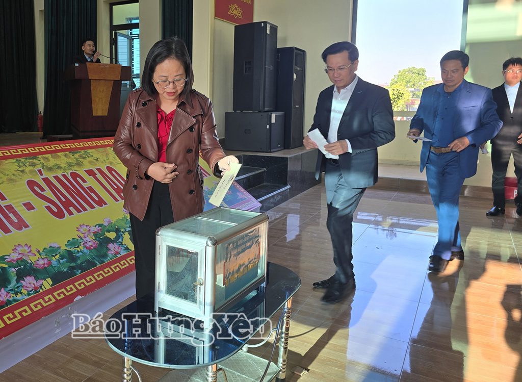 Lãnh đạo xã Bình Định tham gia quyên góp ủng hộ đồng bào vùng lũ.