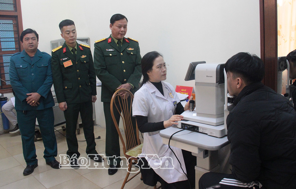 Công dân xã Hiệp Cường tham gia khám tuyển sức khỏe nghĩa vụ quân sự. Ảnh: Thu Yến 