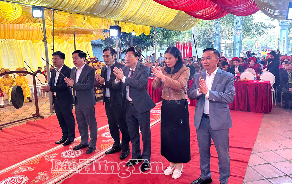 Các đồng chí lãnh đạo phường Trần Lãm dâng hương tại lễ khai hội Đình Bo.