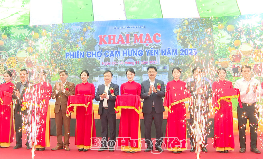 Đồng chí Lê Quang Hòa, Ủy viên Ban Thường vụ Tỉnh ủy, Phó Chủ tịch UBND tỉnh cùng các đại biểu cắt băng khai mạc Phiên chợ Cam Hưng Yên năm 2025.