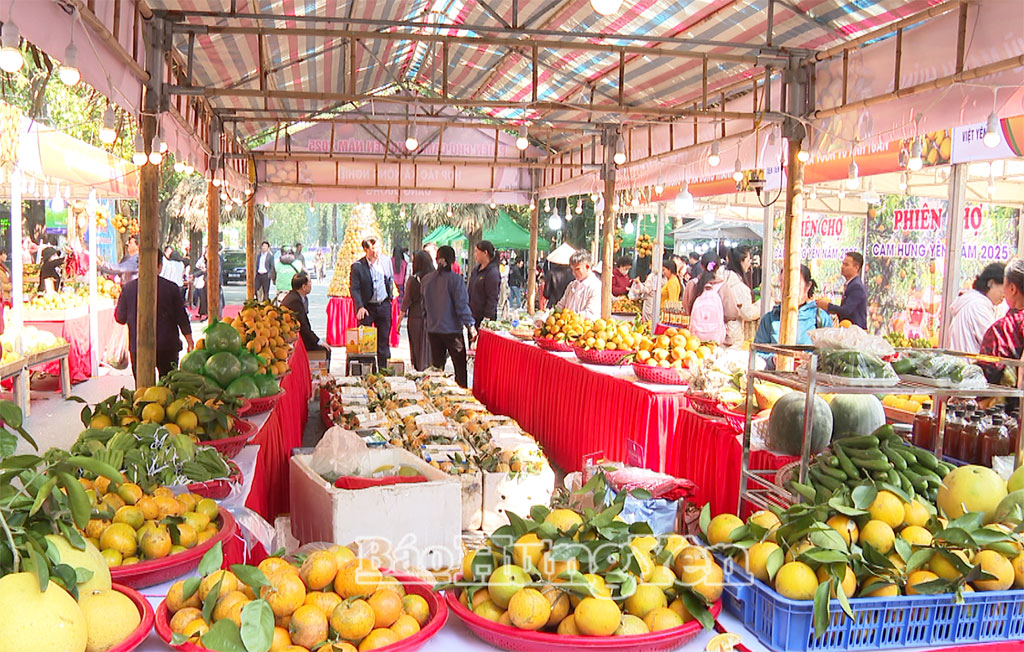 Gian hàng cam và một số nông sản có múi tại Phiên chợ Cam năm 2025.