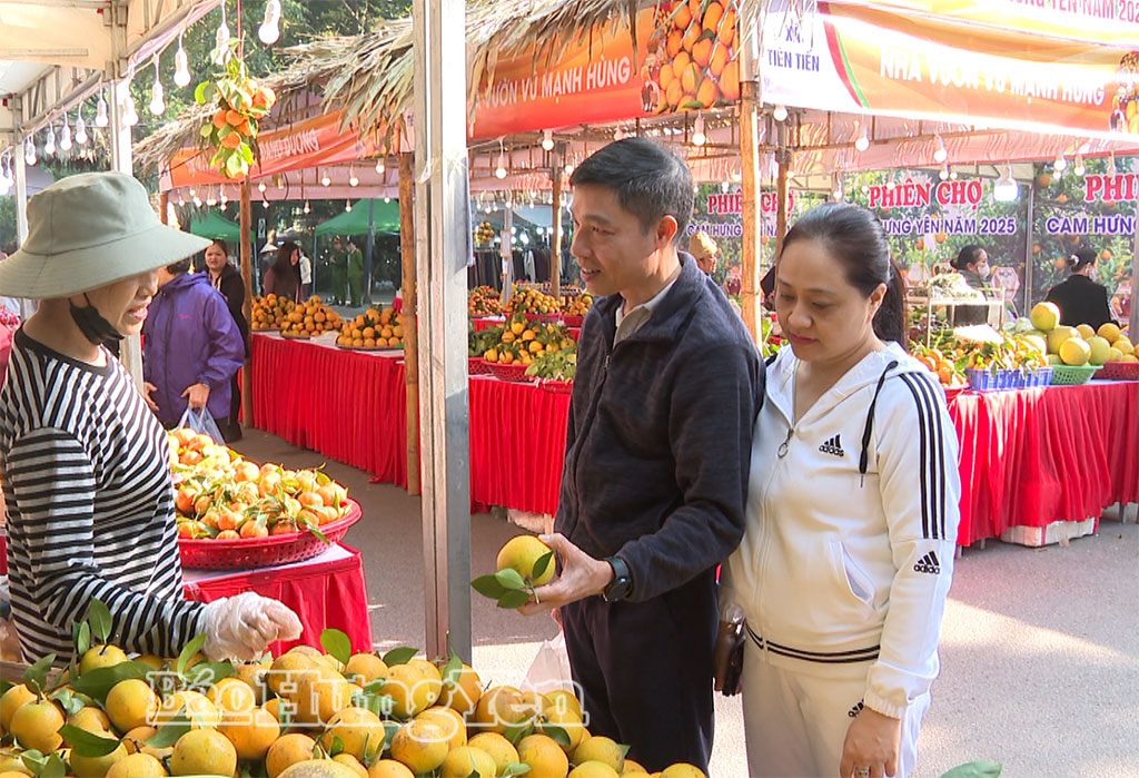 Du khách tham quan và mua cam tại Phiên chợ Cam Hưng Yên năm 2025.