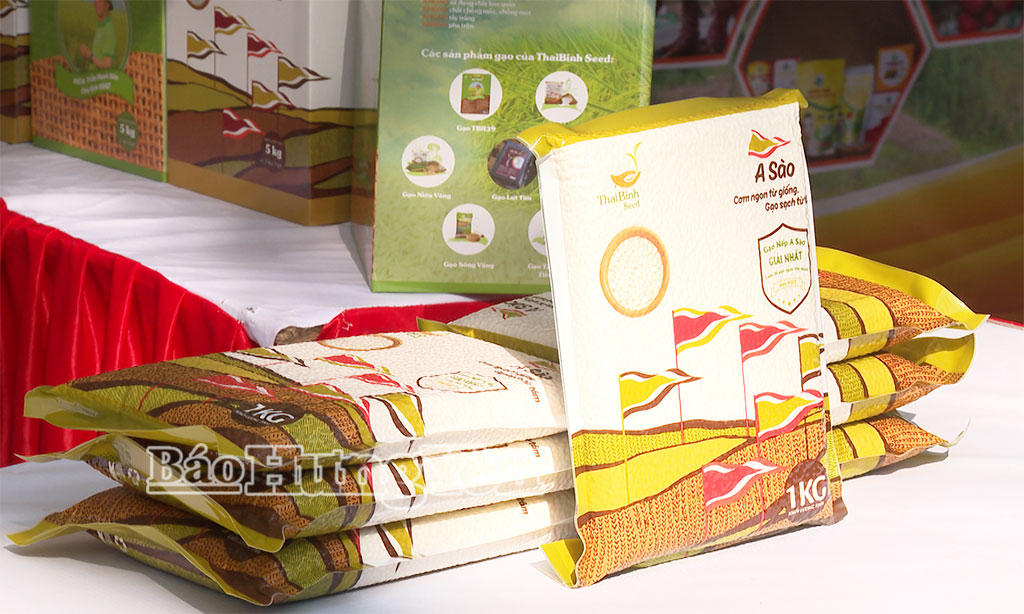 Một số sản phẩm nông sản OCOP  đặc trưng của tỉnh Hưng Yên trưng bày tại Phiên chợ.