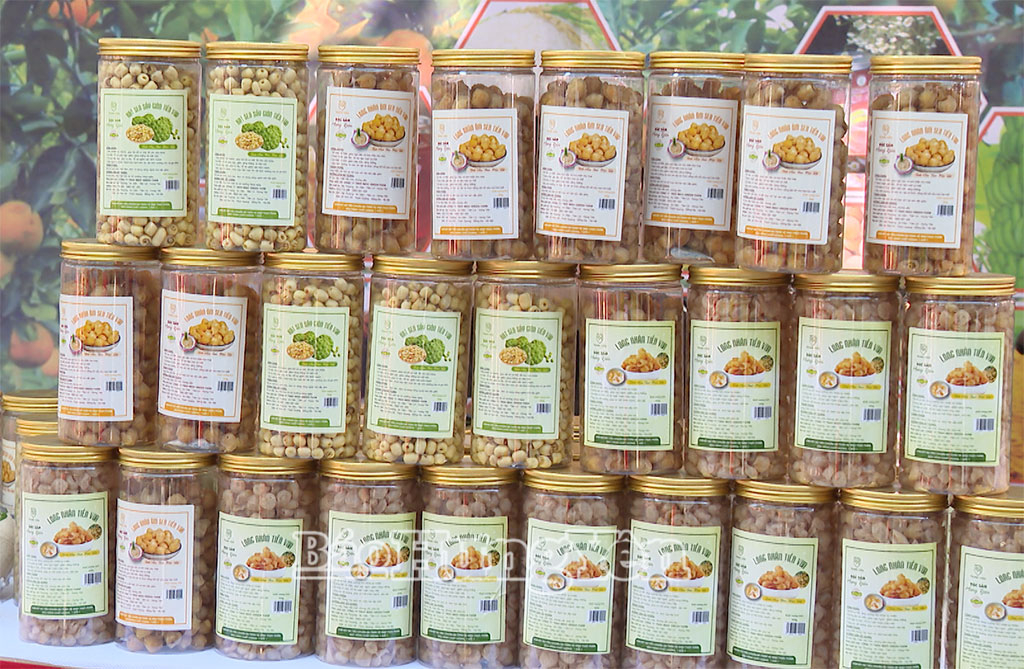 Một số sản phẩm nông sản OCOP đặc trưng của tỉnh Hưng Yên trưng bày tại Phiên chợ.