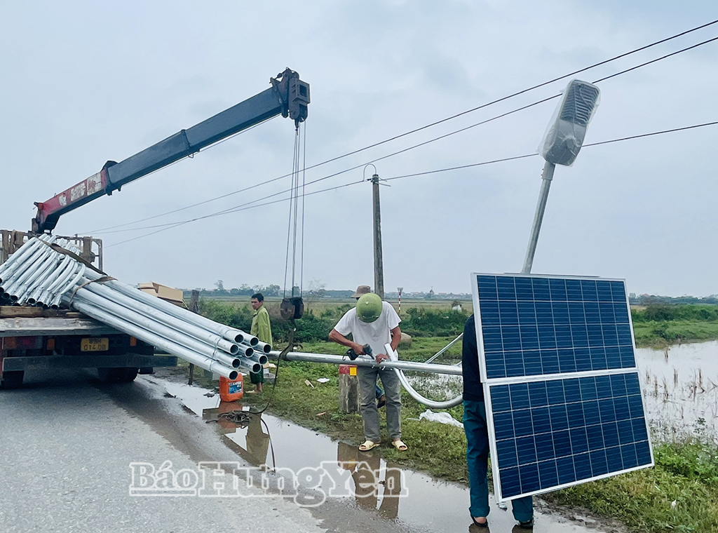 Thi công lắp cột đèn năng lượng mặt trời tại xã Tiên Lữ.