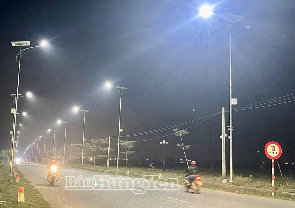 Đường ĐT. 376 qua địa phận xã Tiên Lữ được chiếu sáng, thuận tiện cho người dân đi lại.