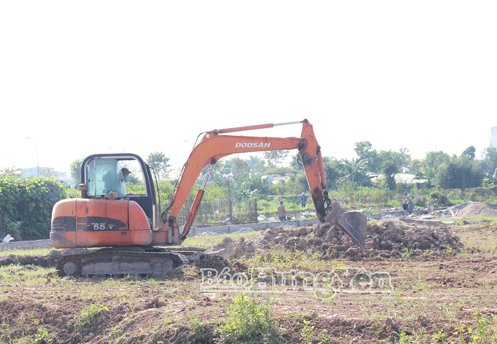 Thi công tuyến đường trục của phường tuyến 2 tiếp giáp đường ĐH.52 đi Đông Hòa.