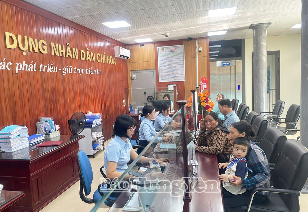 Khách hàng giao dịch tại QTDND Chí Hòa (xã Hồng Minh).