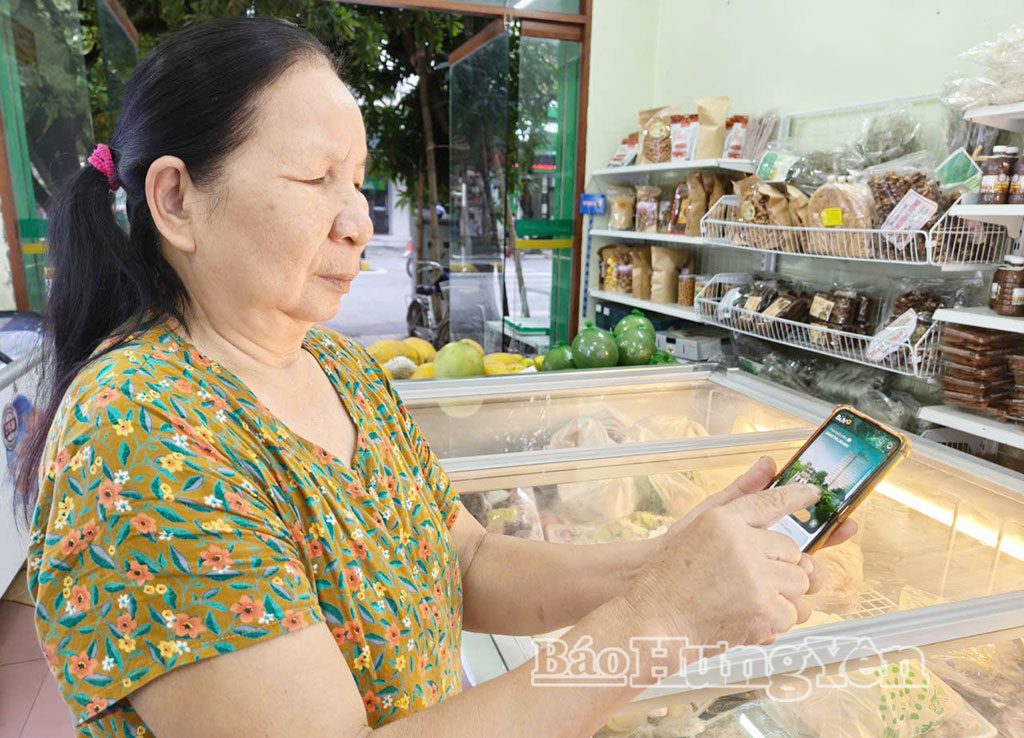 Bà Phạm Thị Giản, ở xã Diên Hà thường xuyên sử dụng thanh toán không dùng tiền mặt trong mua bán, giao dịch.