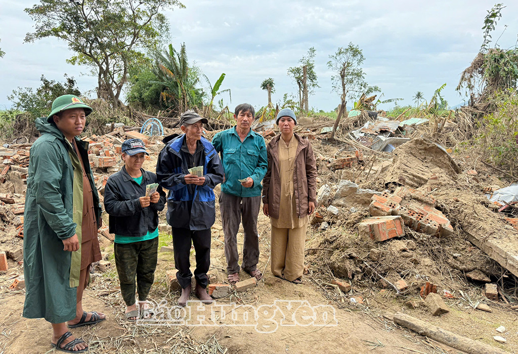 Thành viên Câu lạc bộ Thiện nguyện trẻ Thái Bình trao tiền hỗ trợ người dân bị thiệt hại do mưa lũ tại tỉnh Đắk Lắk.