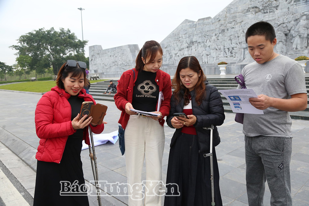 Tình nguyện viên hướng dẫn cài đặt ứng dụng và lan tỏa chương trình chạy bộ trực tuyến gây quỹ vì cộng đồng.
