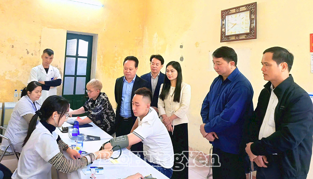 Các đồng chí lãnh đạo xã Long Hưng động viên thanh niên tham gia khám tuyển sức khỏe nghĩa vụ quân sự năm 2026. Ảnh: Thanh Thủy 