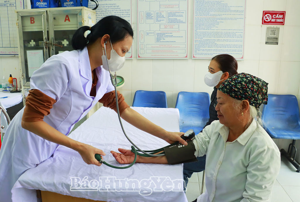 Khám sàng lọc bệnh lao cho người dân tại Trạm Y tế Liên Giang.