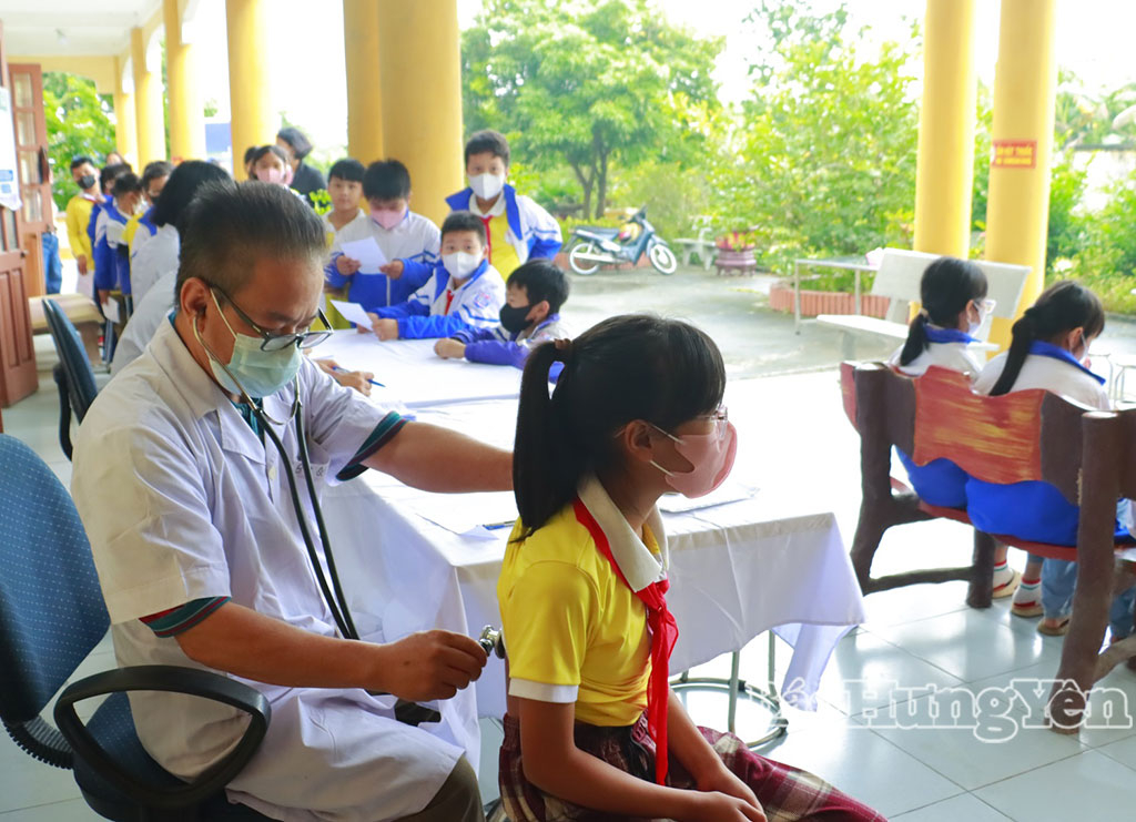 Bác sĩ Bệnh viện Phổi Thái Bình khám sàng lọc bệnh lao cho học sinh Trường Tiểu học Liên Giang.