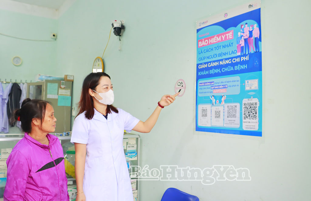 Cán bộ y tế xã Bắc Tiên Hưng tuyên truyền nguyên nhân và cách phòng, tránh bệnh lao cho người dân.