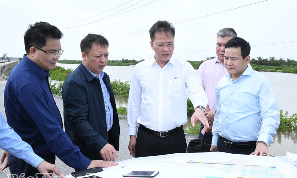 Đồng chí Bí thư Tỉnh ủy Nguyễn Hữu Nghĩa và các đại biểu kiểm tra, khảo sát tại khu vực khu đô thị du lịch, nghỉ dưỡng, sân golf Cồn Vành – Công Thủ (xã Hưng Phú).