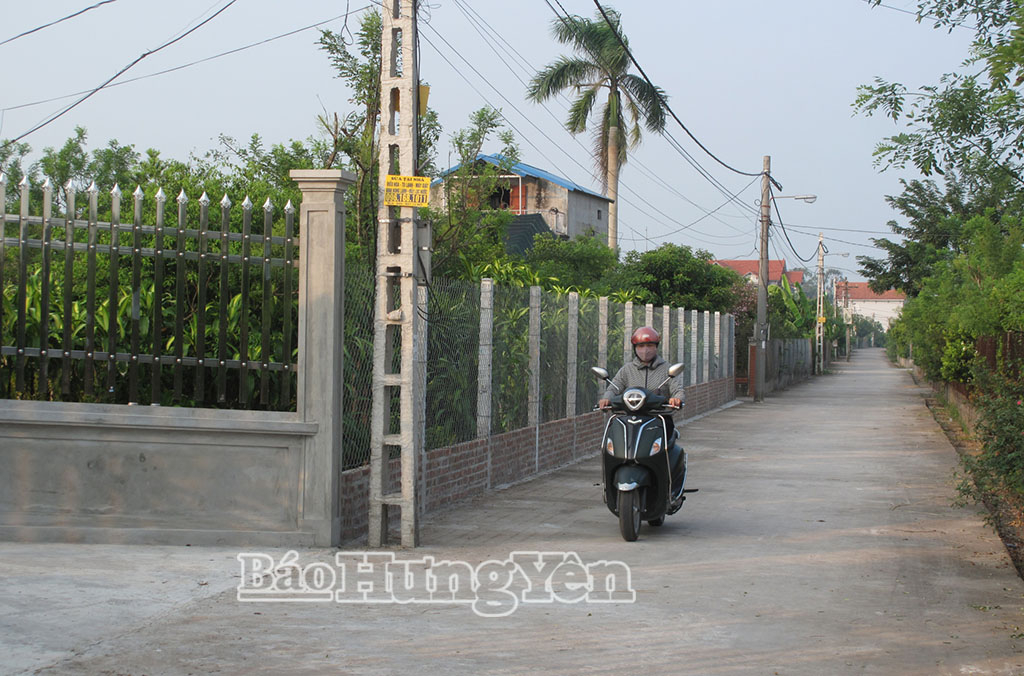 Đường thôn Bách Tính được bê tông hóa và lắp điện chiếu sáng.