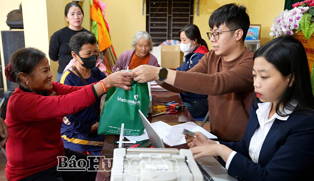 Chi trả tiền bồi thường, hỗ trợ (đợt 1) đối với các hộ dân có đất bị thu hồi phục vụdự án tại thôn Toàn Thắng, xã Châu Ninh.