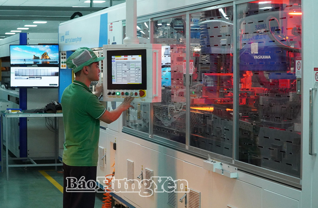 Sản xuất tấm pin năng lượng mặt trời xuất khẩu tại Nhà máy AD Green, cụm công nghiệp An Ninh, xã Tiền Hải.