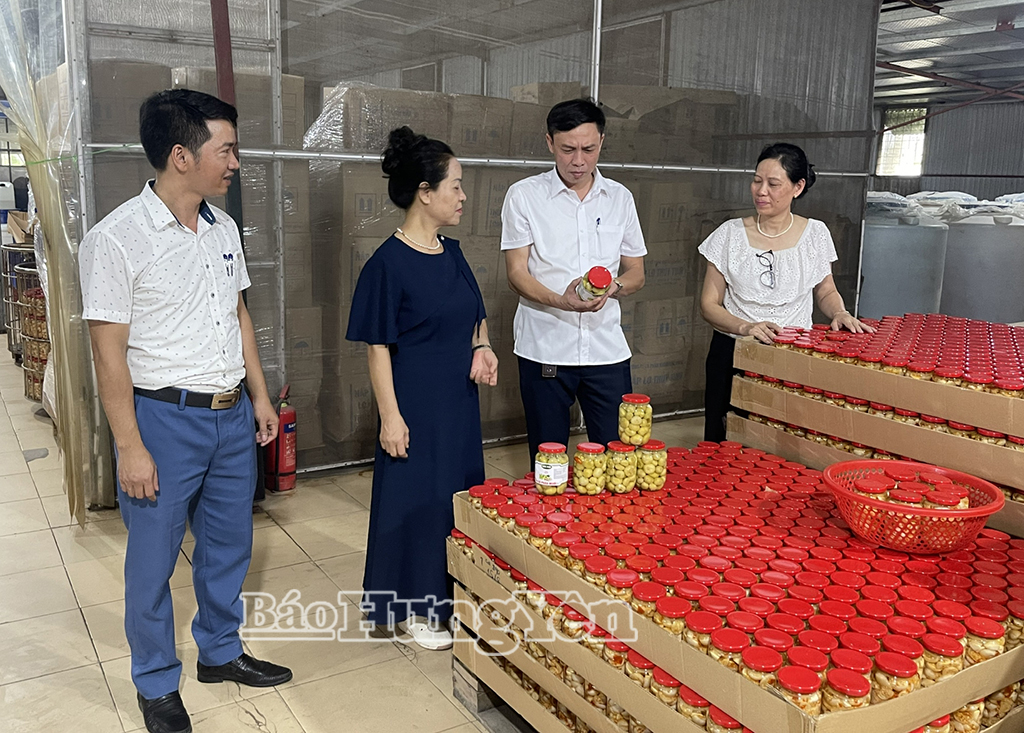 Sản phẩm cà pháo muối của HTX thủy sản Tâm Đức, xã Nghĩa Trụ được công nhận sản phẩm OCOP hạng 3 sao.