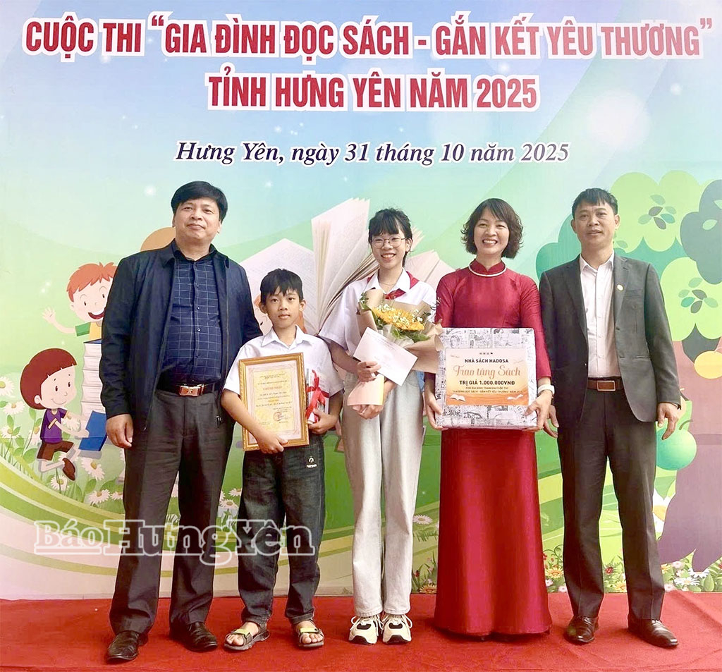 Gia đình Nguyễn Thu Ngân, học sinh lớp 8A1, Trường Tiểu học và THCS Lương Tài (xã Đại Đồng) giành giải Nhất Cuộc thi “Gia đình đọc sách - Gắn kết yêu thương”.